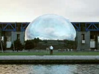 Vue en accéléré de la Géode et de la Cité des sciences