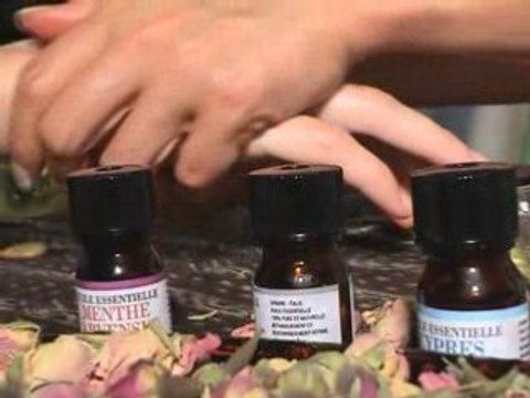 Massage des mains aux Huiles Essentielles
