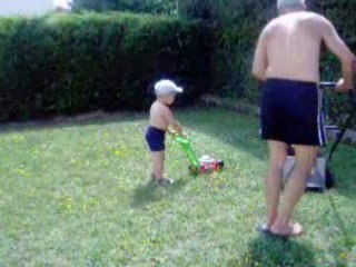 ptitrob tond la pelouse avec Dada!