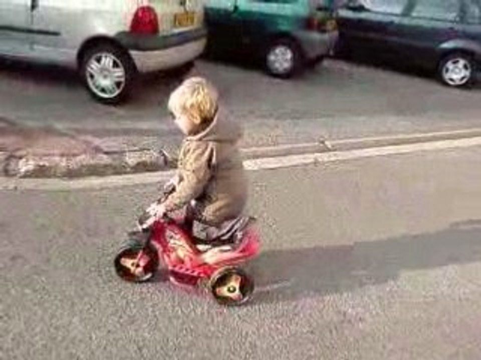stunt baby 2ans moto