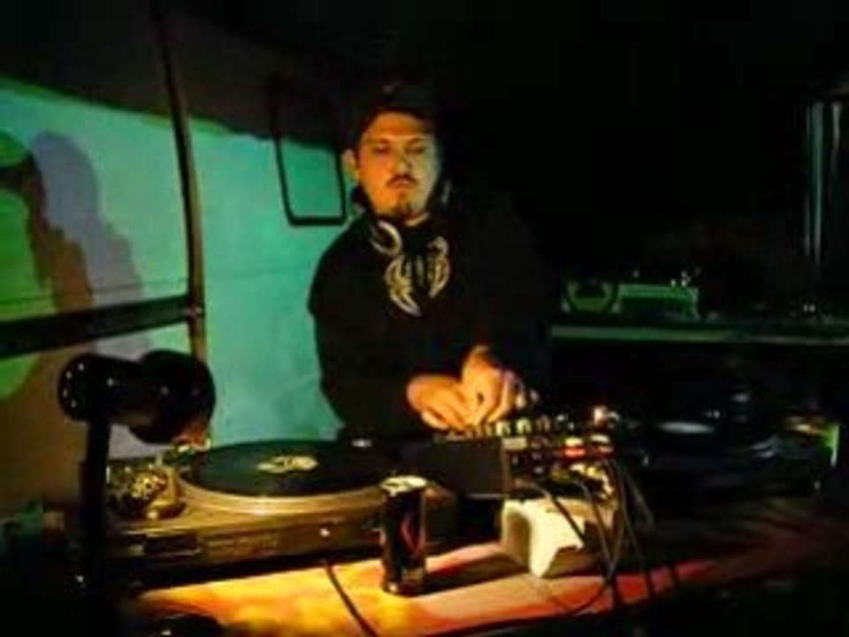 IZNO sur le mur URSS/MIGRALOUEST @multisons44