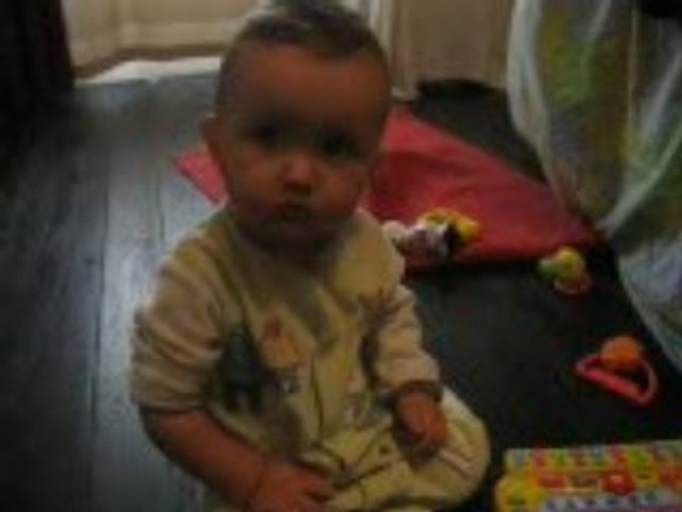aaron fait des bisous