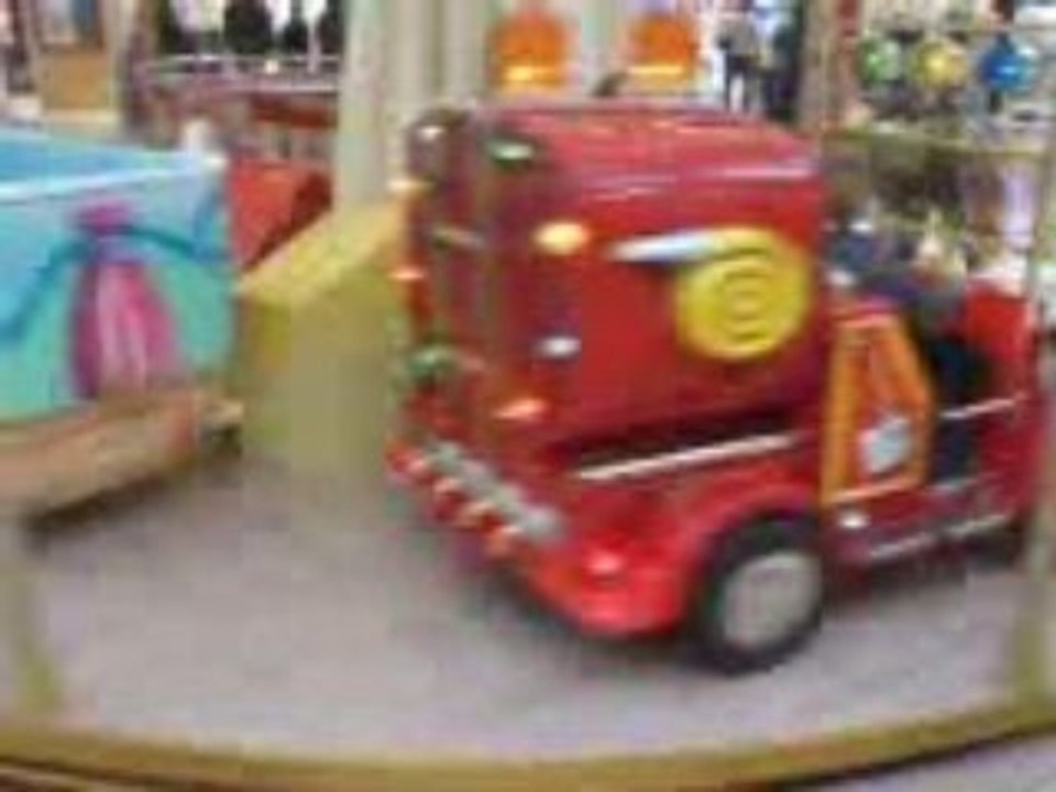 lucas dans son camion de pompier