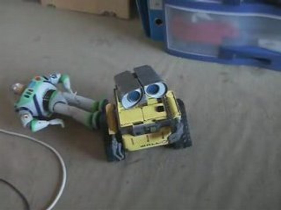 Wall E VS Buzz