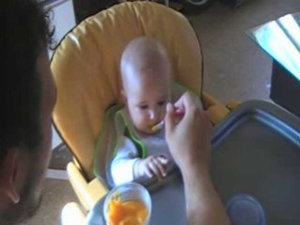 Première cuillère avec papa