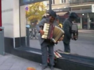 Lille -Wazemmes-Lupu, l'accordéoniste