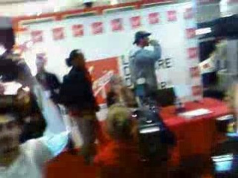 Dédicace au Virgin Megastore de Cm Punk et Kelly Kelly