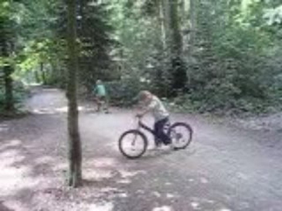 Center park aout2008 la famille defile en velo en foret