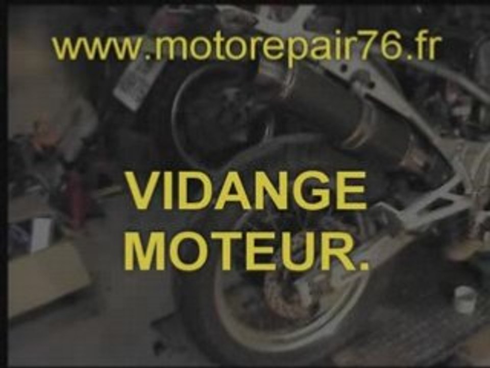 Démonstration d'une vidange sur moto.