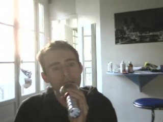 Wiwi égratigne "Aime moi encore au moins"