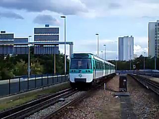 MF77 : Arrivée à la station Créteil Université sur la ligne 8 du métro parisien
