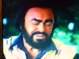 Pavarotti si addormenta durante intervista