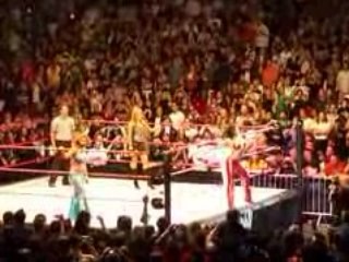 Arrivée de Mickie James et Candice Michelle RAW LIVE TOUR