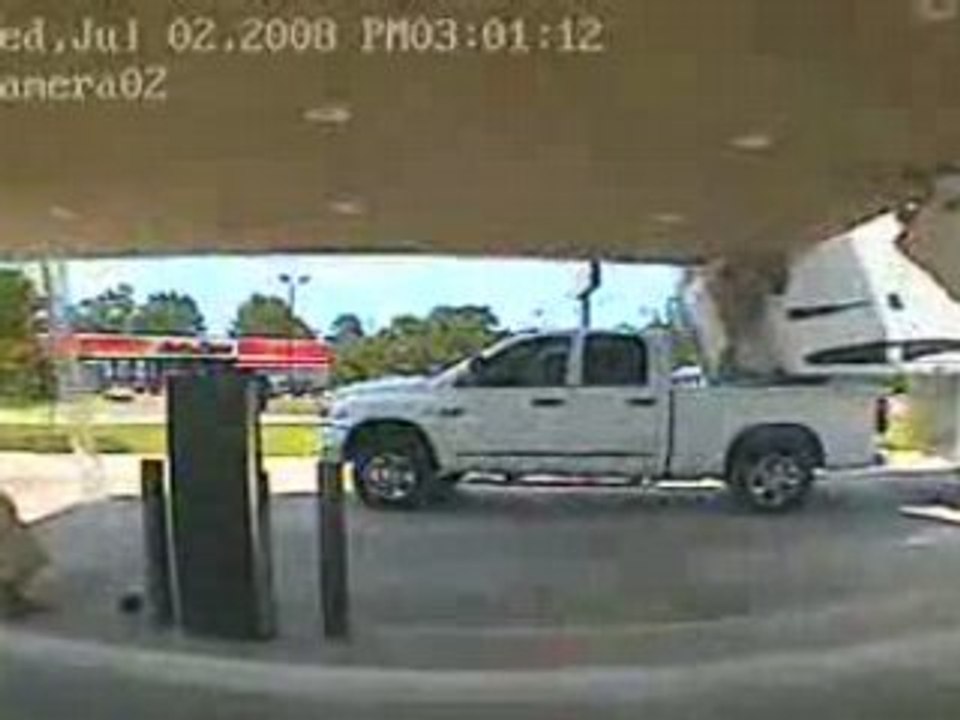 Régis Va Prendre De L'Essence