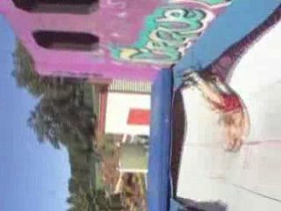 Trampoline le long d'un mur
