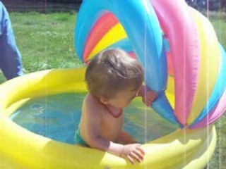 Je joue dans la piscine