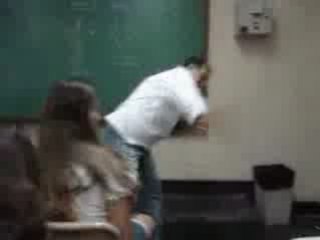 Un prof explose le portable d'une élève !