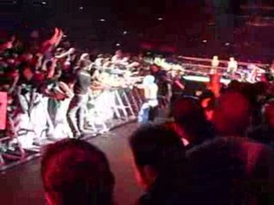 entrée de rey mysterio 2 (raw paris 17.09.08)