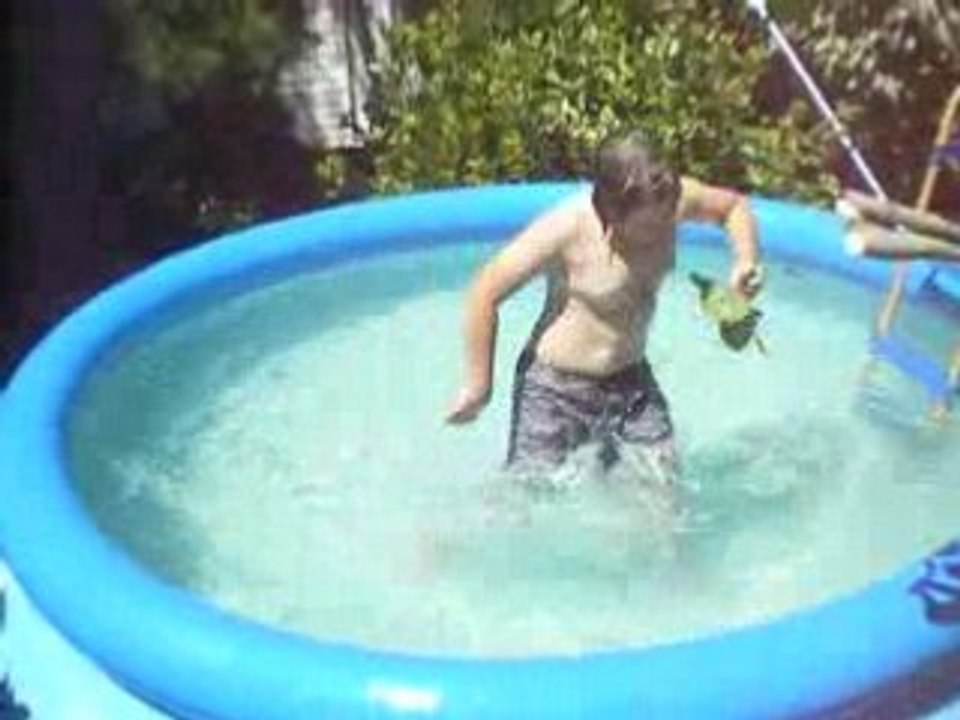 Un fou a la piscine * Fou rire .