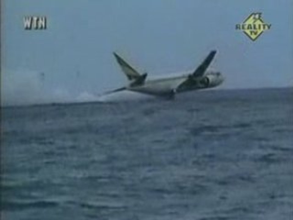 atterrissage spectaculaire dans la mer !