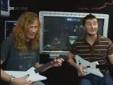 Dave Mustaine joue à Guitar Hero 2.