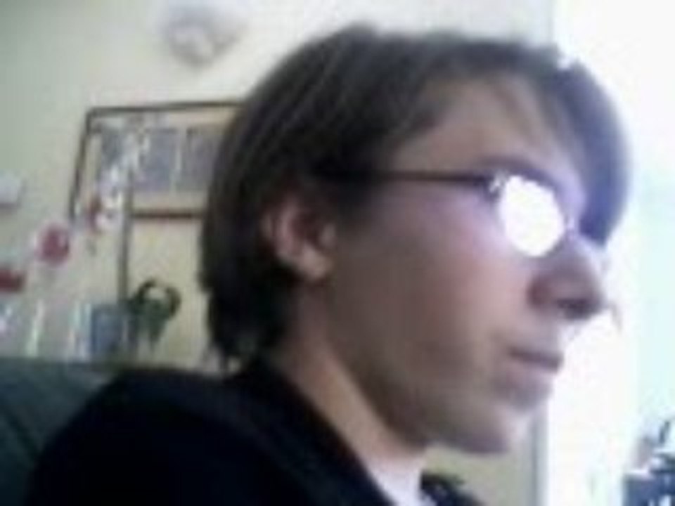 un space invader qui joue a guitar hero