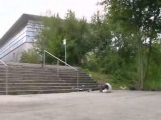 petit jéjé se pette la clavicule sur le rail de noisy