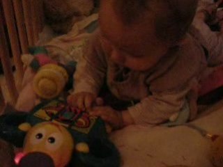 concentrée à jouer