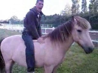 Montée a cheval drole