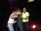 YouTube - Una fan se sube al escenario y besa a Diego
