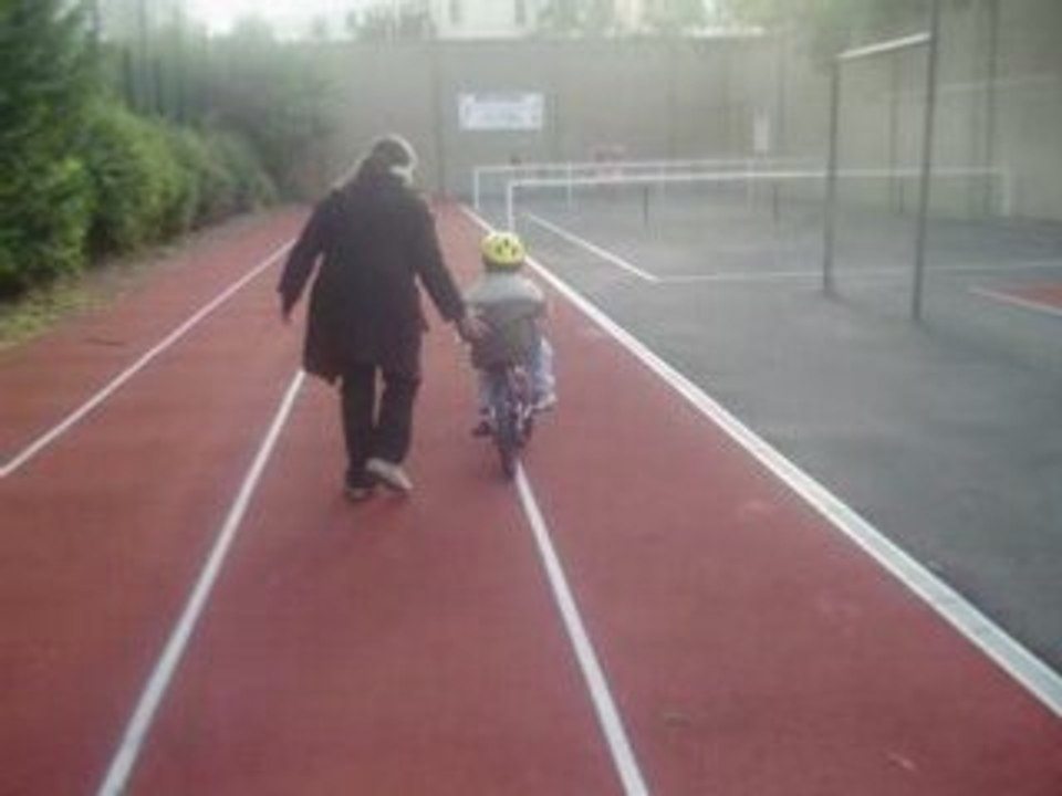 Malou apprend à faire du vélo