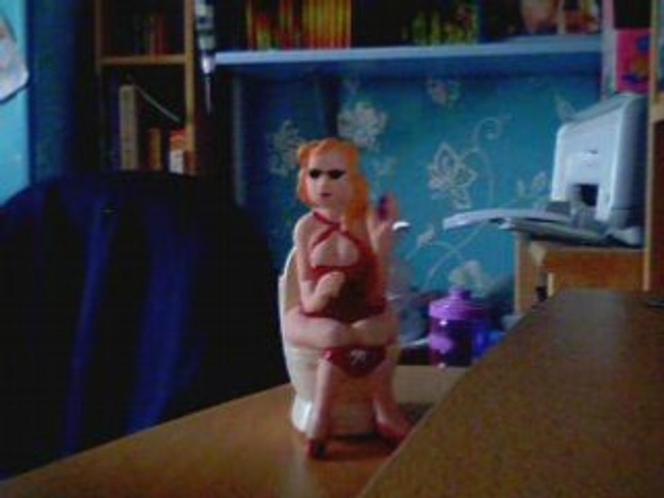 La pouper qui pette et qui chante