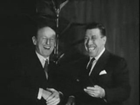 Bourvil remet un prix à Fernandel en 1963