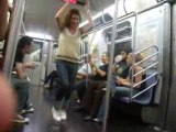 Mimi dans le metro new yorkais