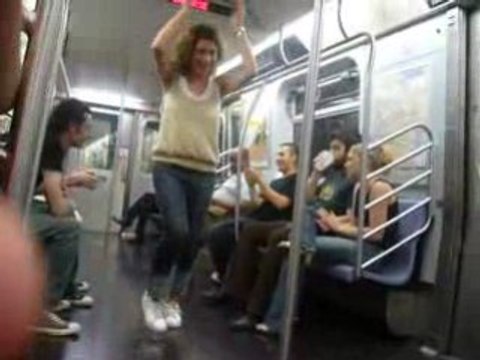 Mimi dans le metro new yorkais