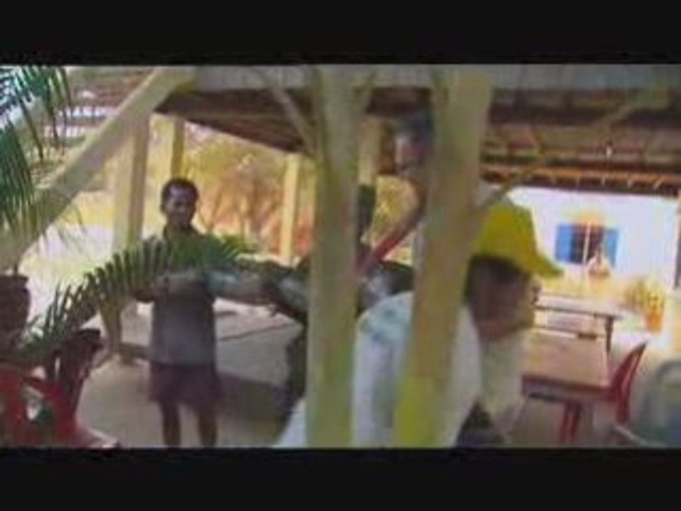 incroyable amitie d'un serpent géant [python] avec un gamin