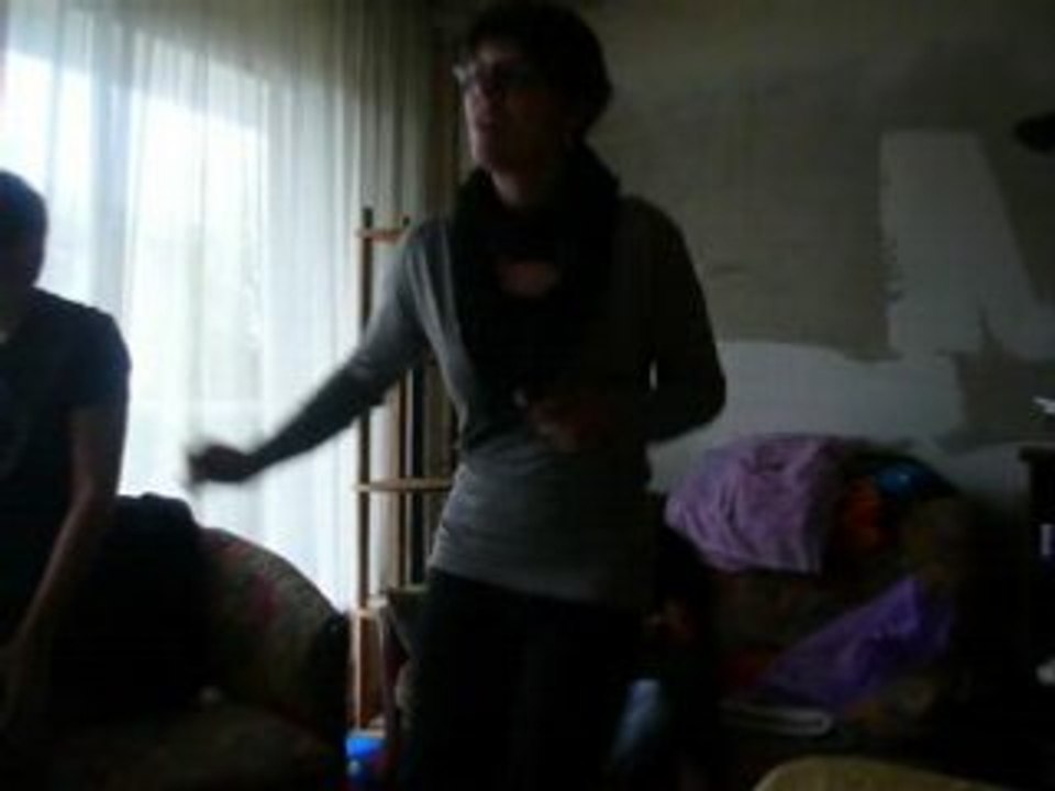 LAETITIA FAIT DU HOULA HOOP SUR WII FIT