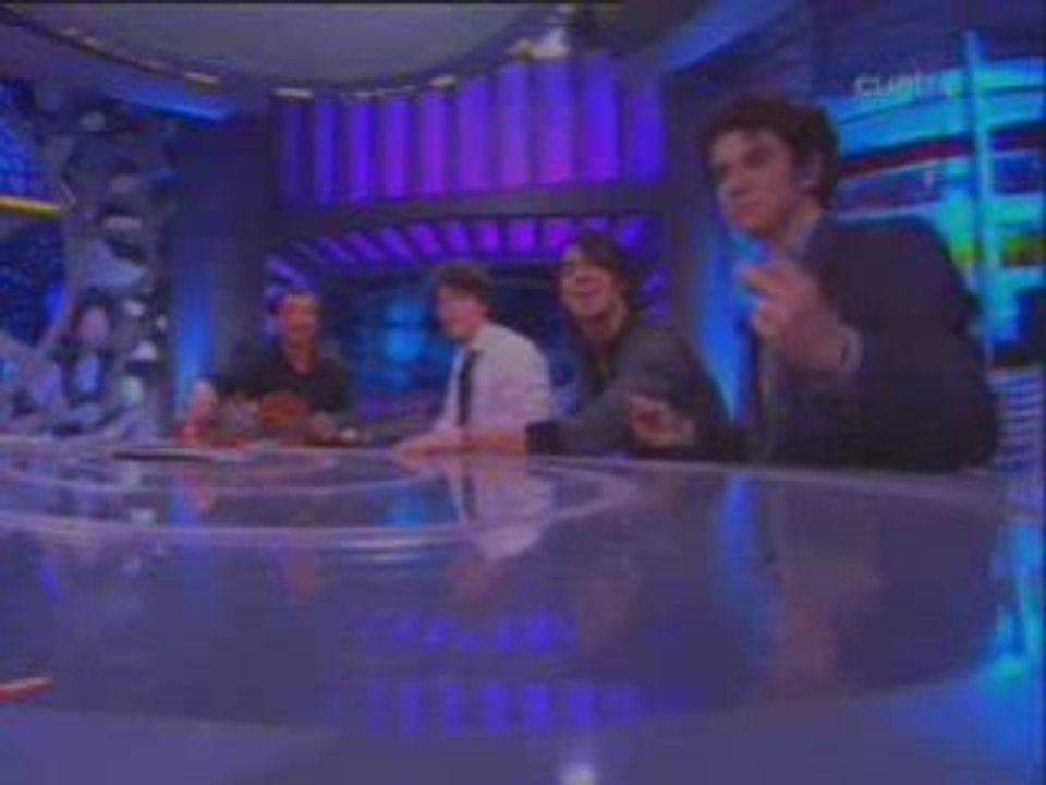 JONAS BROTHERS CHANTENT EN ESPAGNOL