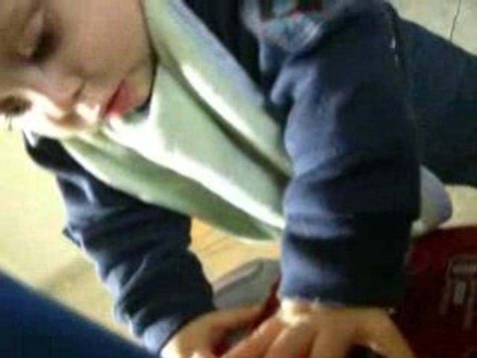 mathis joue avec l'aspirateur,  8 mois et demi