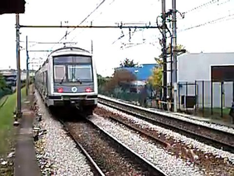 MI2N : Départ de la gare de Val de Fontenay sur la ligne A du RER