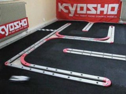 piste kyosho 30*30 et mini zporsche lm 2.4 ghz