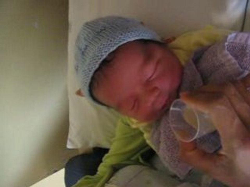 Alejandro bebiendo