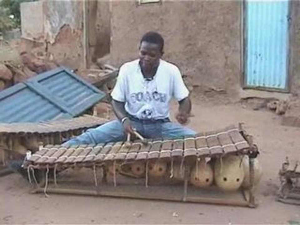 Kanazoé joue un morceau Toussian