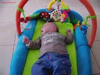1ère de Mathias jouant sur son tapis