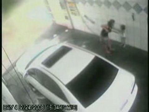 Une maman nettoie sa fille au nettoyeur haute pression