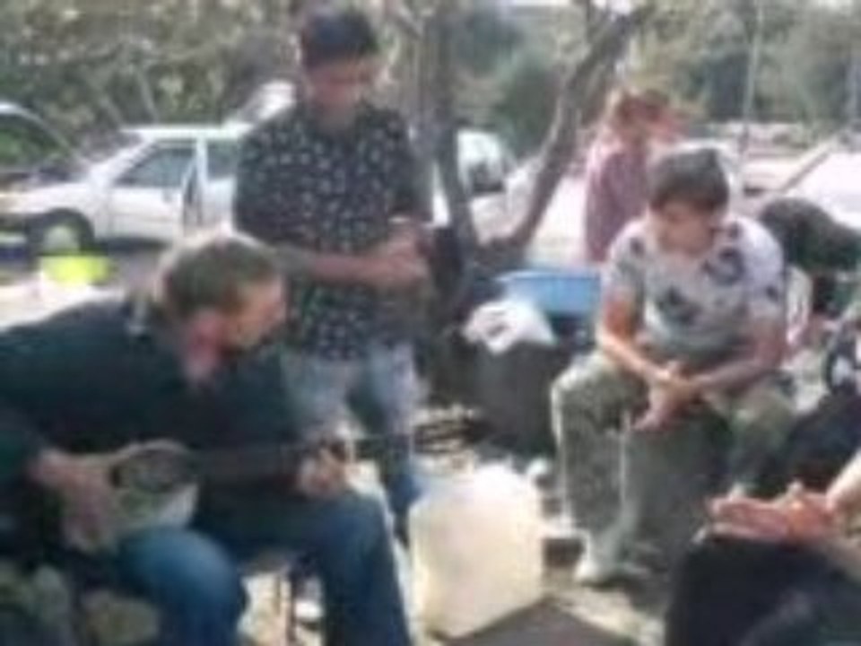 mi tio el pelu cantando y mi papa el roflin tocando