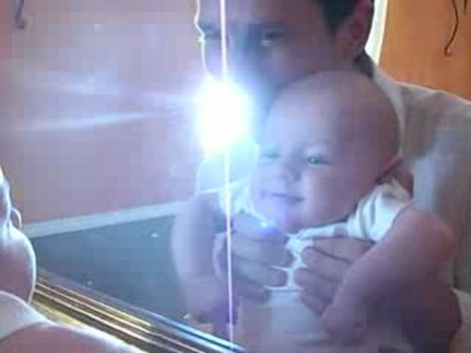 Louca 2 mois, premiers gazouillis, imite papa