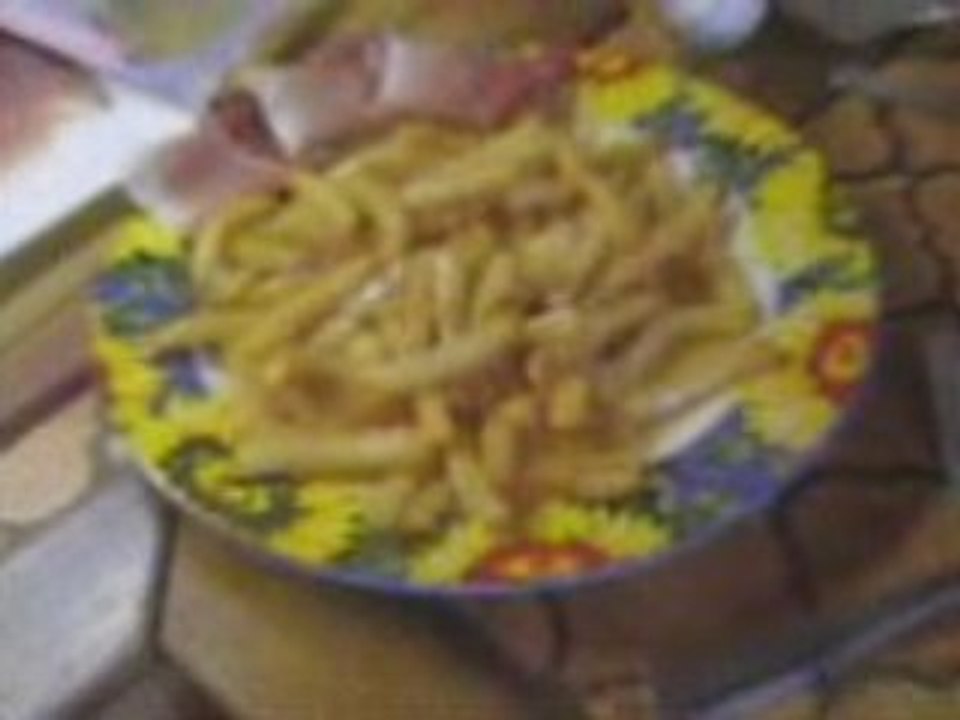 Frites et oeufs crus!