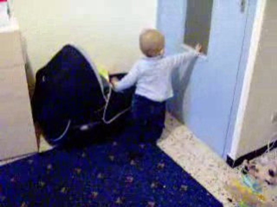 Arthur marche et chante