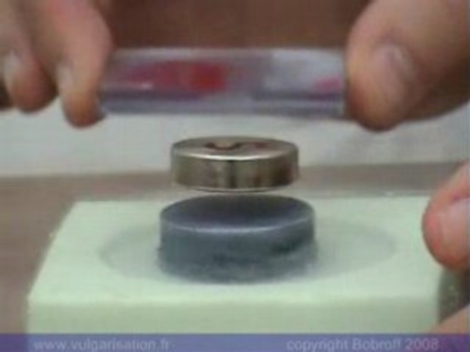 Levitation supraconducteur sous champ magnetique